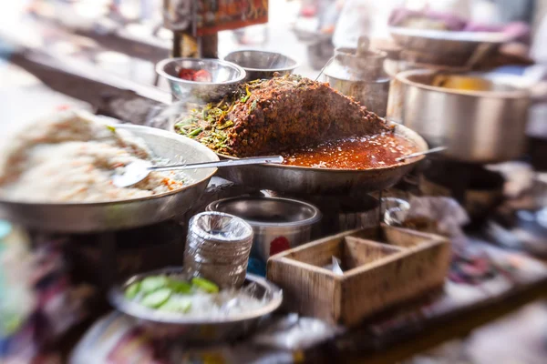 Comida de rua embrulhada em jornal para venda às multidões — Fotografia de Stock