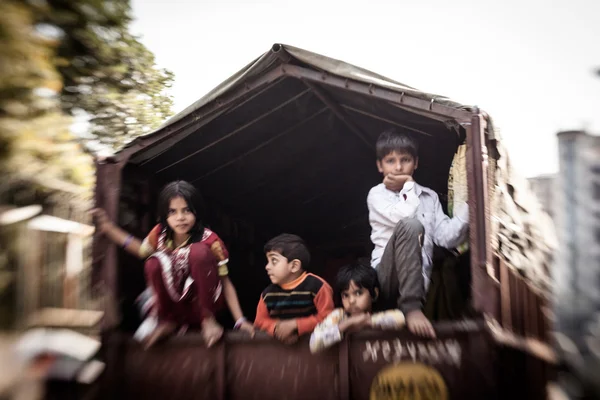 NUEVA DELHI, INDIA 16 DE NOVIEMBRE: Niños no identificados de familias pobres en coche grande el 16 de noviembre de 2013 en Nueva Delhi, Región Capital Nacional, Norte de la India —  Fotos de Stock