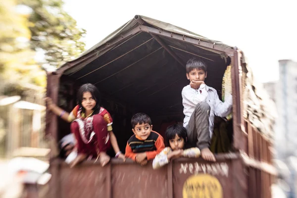 NUEVA DELHI, INDIA 16 DE NOVIEMBRE: Niños no identificados de familias pobres en coche grande el 16 de noviembre de 2013 en Nueva Delhi, Región Capital Nacional, Norte de la India —  Fotos de Stock