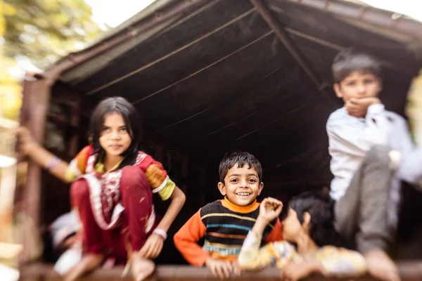 New Delhi, Indie 16. listopadu: Neidentifikovaný dětí z chudé rodiny ve velkém autě na v 16 listopadu 2013 v severní Indii v Novém Dillí, národní regionu hlavního města, — Stock fotografie