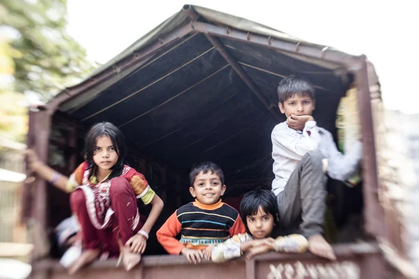 NOVO DELHI, ÍNDIA NOVEMBRO 16: Crianças não identificadas de família pobre em carro grande no dia 16 de novembro de 2013 em Nova Deli, Região da Capital Nacional, Norte da Índia — Fotografia de Stock