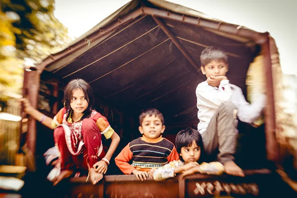 NEW DELHI, INDIA  NOVEMBER 16: Unidentified children of poor family in large car at the on November 16, 2013 in New Delhi, National Capital Region, North India — Stock Photo, Image