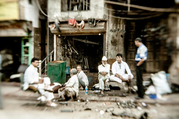 DELHI, ÍNDIA - NOVEMBRO 10: Manhã em uma rua em 10 de novembro de 2013 em Old Delhi, Índia. Capital indiana ainda usa riquixás alimentados pelo homem como um meio de transporte habitual — Fotografia de Stock