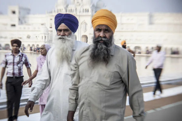 Sikhs e índios visitando o Templo de Ouro em Amritsar, Punjab — Fotografia de Stock