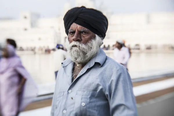 Sikhs en Indische mensen een bezoek aan de gouden tempel in Amritsar, Punjab — Stockfoto