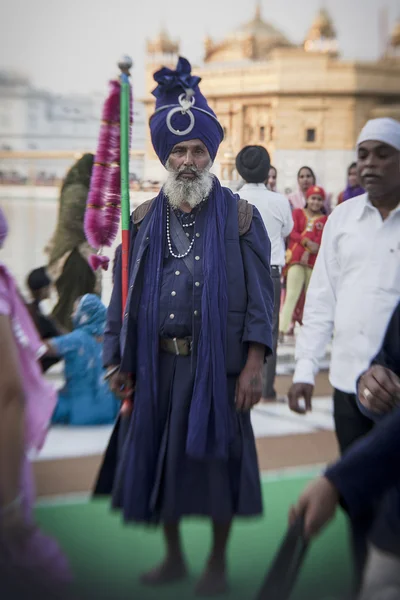 Sikhs e índios visitando o Templo de Ouro em Amritsar, Punjab — Fotografia de Stock