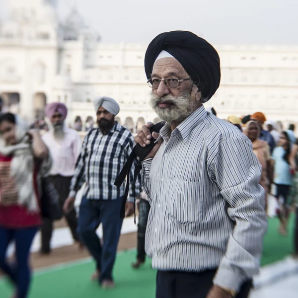 Sijs y gente india visitando el Templo Dorado en Amritsar, Punjab —  Fotos de Stock