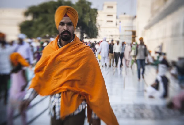 Sijs y gente india visitando el Templo Dorado en Amritsar, Punjab — Foto de Stock