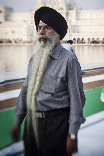 Sijs y gente india visitando el Templo Dorado en Amritsar, Punjab —  Fotos de Stock