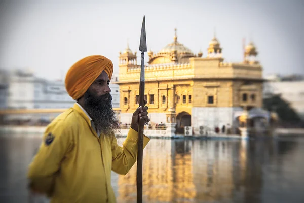 Peregrinos sij en el Templo de Oro durante la celebración Diwali — Foto de Stock