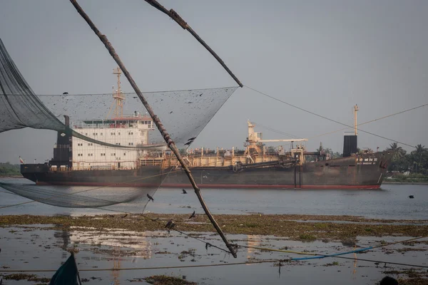 フォート高知、インド - 1 月 7 日: 漁師操作中国の魚 — ストック写真