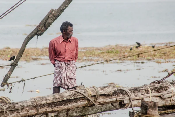 FORT KOCHI, INDIA - 20 DE DICIEMBRE: los pescadores que pescan en sus corbatas —  Fotos de Stock