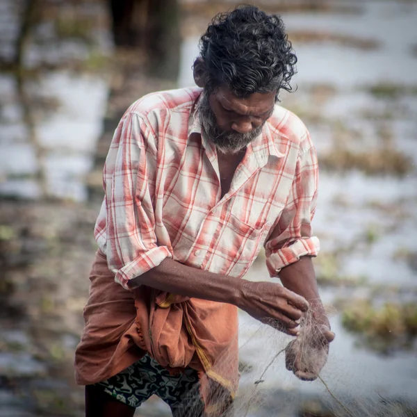 Fort Kochi, India - 20 December: fishermens visserij in hun woo — Stockfoto