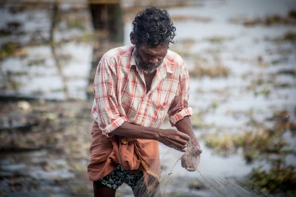 FORT KOCHI, INDIA - 20 DICEMBRE: pescatori che pescano nel loro corteggiamento — Foto Stock