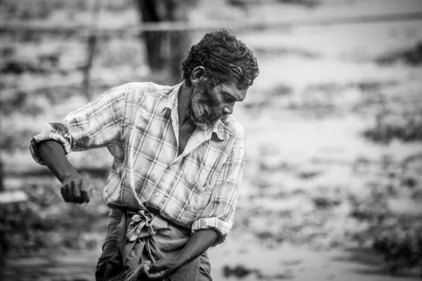 Fort Kochi, Indie - prosinec 20: fishermens rybaření v jejich woo — Stock fotografie