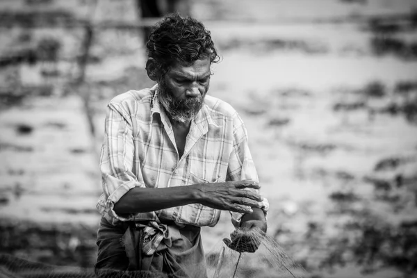 FORT KOCHI, INDIA - 20 DE DICIEMBRE: los pescadores que pescan en sus corbatas —  Fotos de Stock