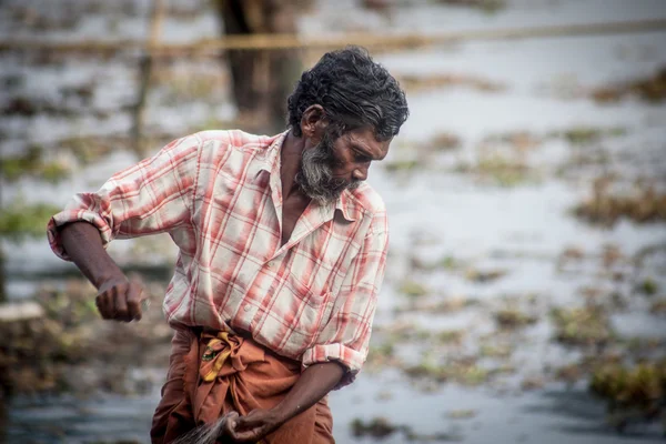 Fort Kochi, Indien - December 20: yrkesfiskarnas fiske i deras woo — Stockfoto