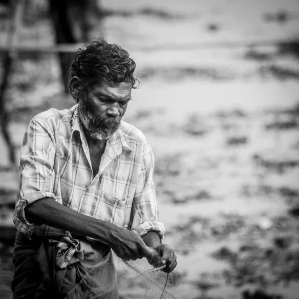FORT KOCHI, INDE - 20 DÉCEMBRE : pêcheurs pêchant dans leur woo — Photo
