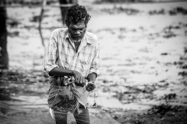 FORT KOCHI, INDIA - JOULUKUU 20: kalastajat kalastavat kosiskellessaan — kuvapankkivalokuva
