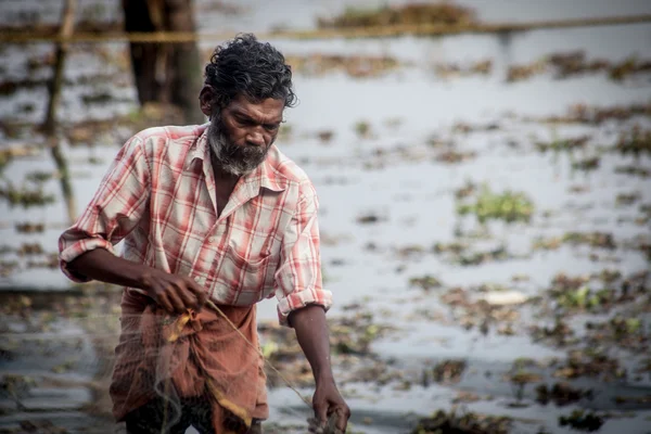 FORT KOCHI, INDIA - 20 DE DICIEMBRE: los pescadores que pescan en sus corbatas — Foto de Stock