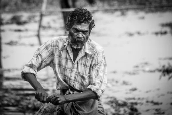 FORT KOCHI, INDIA - DECEMBER 20: fishermens fishing in their woo — Stock Photo, Image