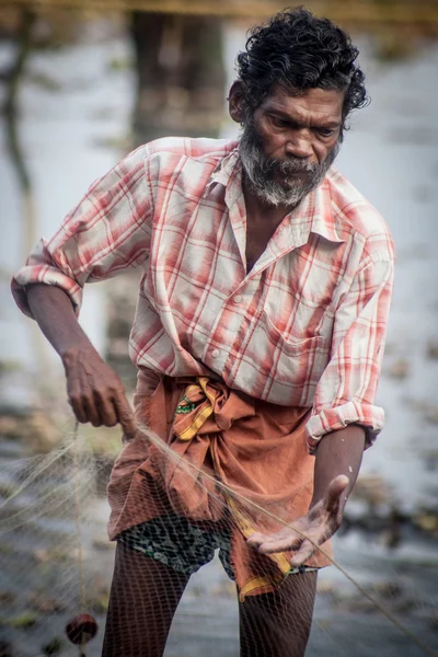 Fort Kochi, India - December 20-án: halászok halászati a Woo — Stock Fotó