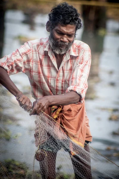 Fort Kochi, India - December 20-án: halászok halászati a Woo — Stock Fotó