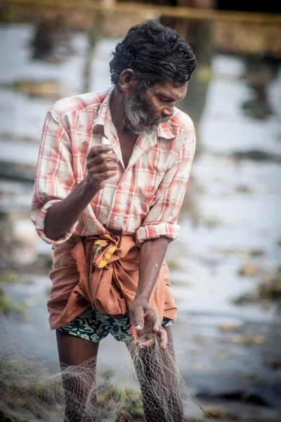 Fort Kochi, India - December 20-án: halászok halászati a Woo — Stock Fotó