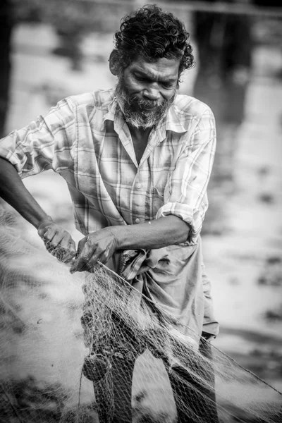 FORT KOCHI, INDIA - 20 DICEMBRE: pescatori che pescano nel loro corteggiamento — Foto Stock