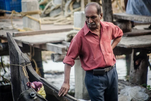 Fort Kochi, Indie - prosinec 20: fishermens rybaření v jejich woo — Stock fotografie