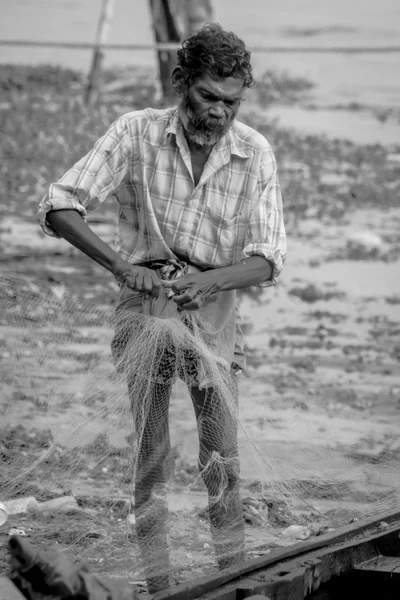 FORT KOCHI, INDIA - 20 DICEMBRE: pescatori che pescano nel loro corteggiamento — Foto Stock