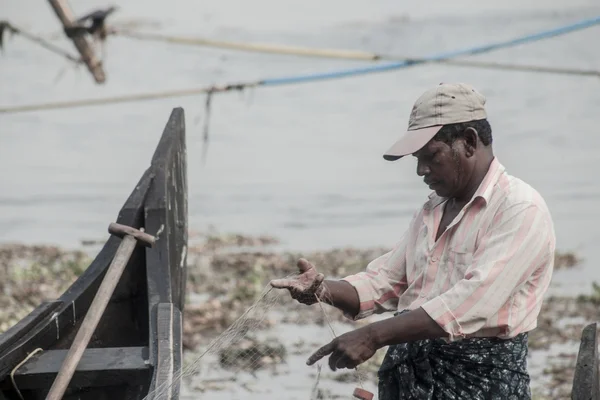 FORT KOCHI, INDIA - 20 DICEMBRE: pescatori che pescano nel loro corteggiamento — Foto Stock