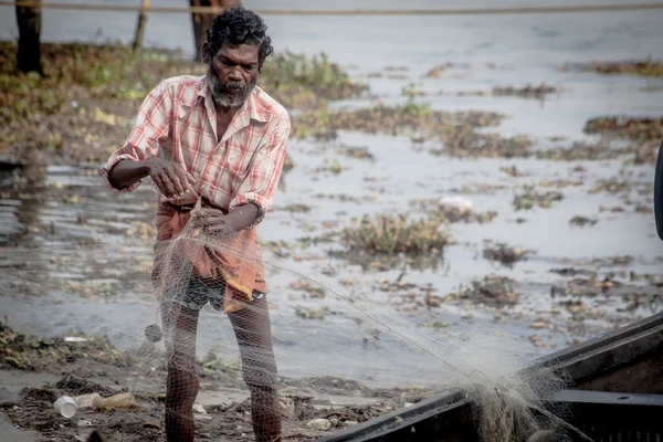 FORT KOCHI, INDE - 20 DÉCEMBRE : pêcheurs pêchant dans leur woo — Photo