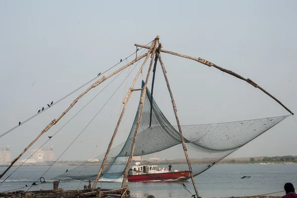 KOCHI, INDIA - 12 DE DICIEMBRE DE 2013: Pescador local pescando con n — Foto de Stock