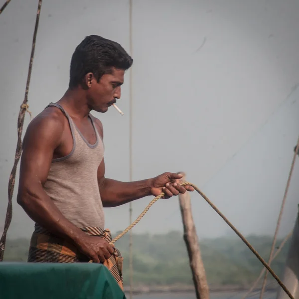 FORT KOCHI, INDIA - DECEMBER 20: fishermens fishing in their woo — Stock Photo, Image