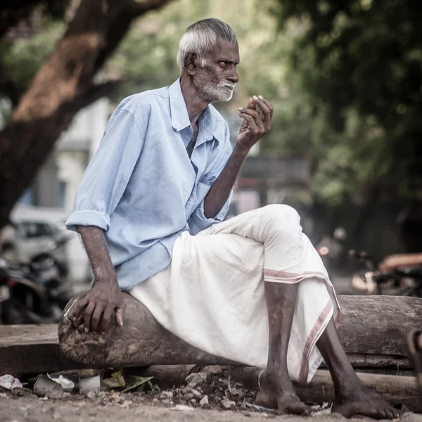 FORT KOCHI, INDIA - 20 DE DICIEMBRE: pescado pescador que descansa en — Foto de Stock