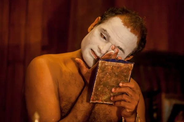 Unidentified Kathakali exponent preparing for performance — Stock Photo, Image