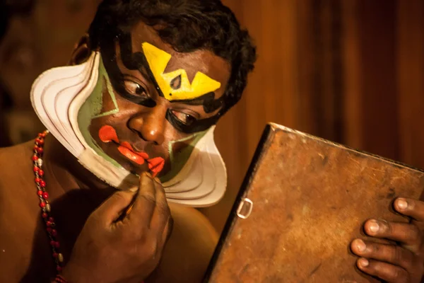 Kathakali performer in de rol van de deugdzame pachcha (groen) in Cochin — Stockfoto