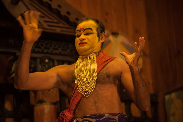 Kathakali performer in der tugendhaften pachcha (grün) rolle in cochin — Stockfoto