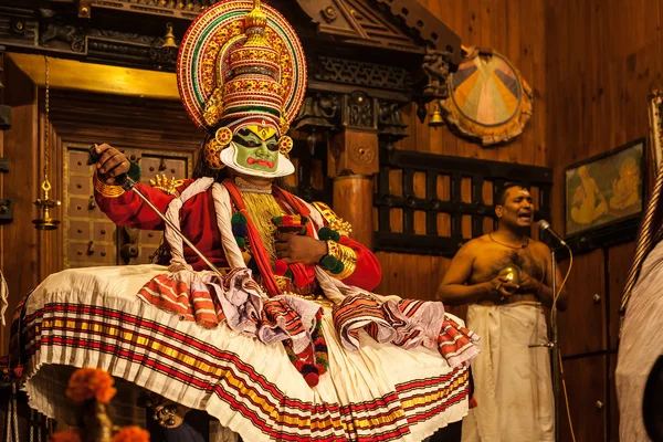 Kathakali performer in de rol van de deugdzame pachcha (groen) in Cochin — Stockfoto