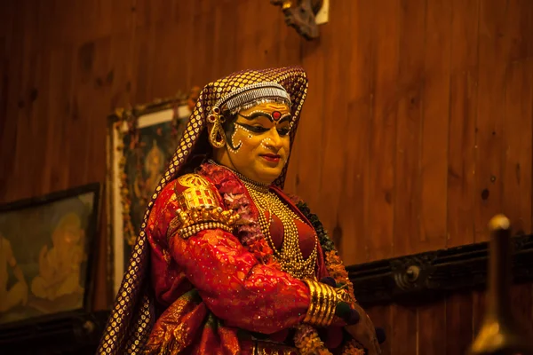 Kathakali performer in de rol van de deugdzame pachcha (groen) in Cochin — Stockfoto