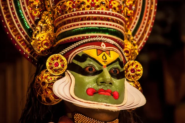 Kathakali performer in de rol van de deugdzame pachcha (groen) in Cochin — Stockfoto