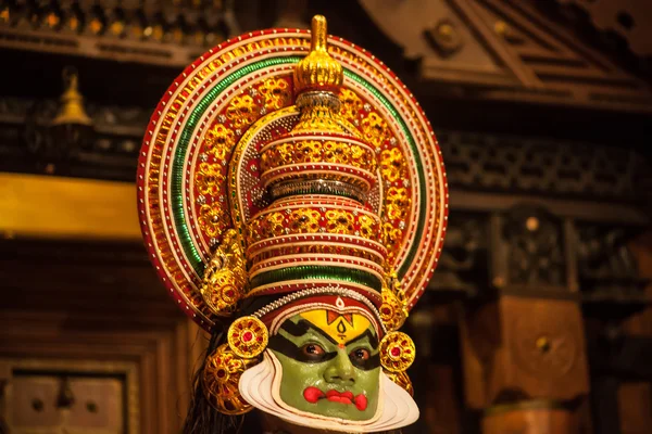 Kathakali performer in der tugendhaften pachcha (grün) rolle in cochin — Stockfoto