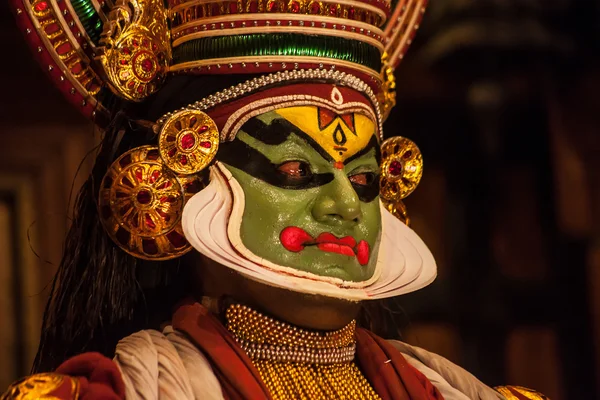 Kathakali-utøver i dydig pachcha (grønn) rolle i Cochin – stockfoto