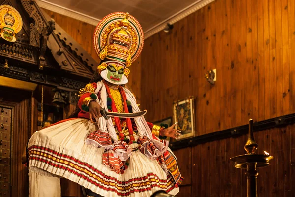 Kathakali artist i den dygdiga pachcha (grön) rollen i Cochin — Stockfoto