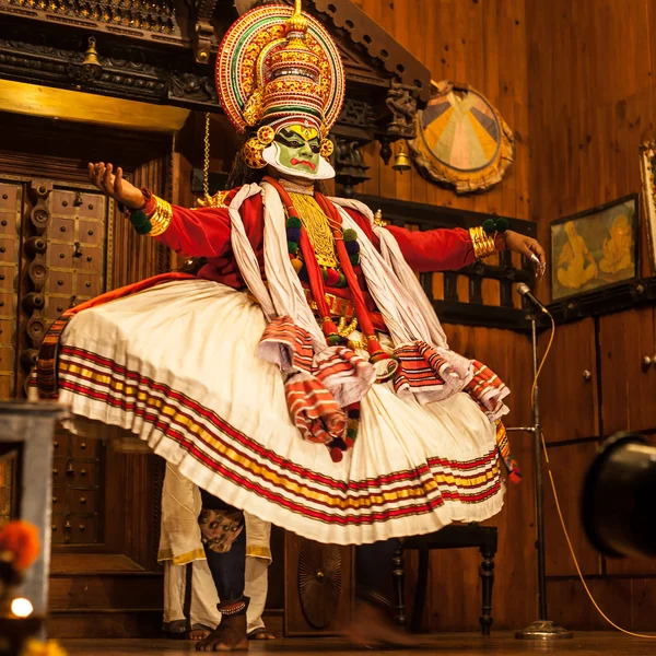 Kathakali performer in de rol van de deugdzame pachcha (groen) in Cochin — Stockfoto