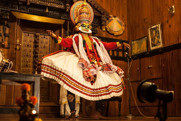 Kathakali performer in der tugendhaften pachcha (grün) rolle in cochin — Stockfoto