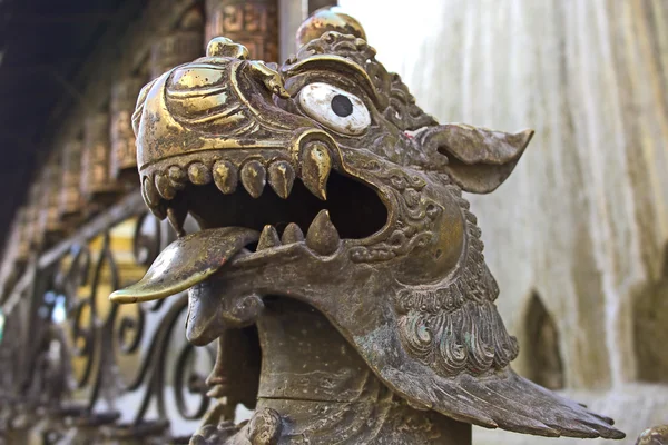 Dragon pris sur le Stupa bouddhiste au Népal, en Inde — Photo