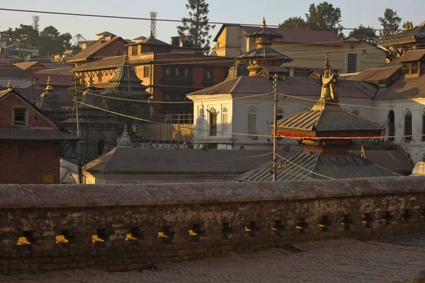 Heliga Bagmati River på Pashupatinath tempel komplex i Kathmandu, — Stockfoto