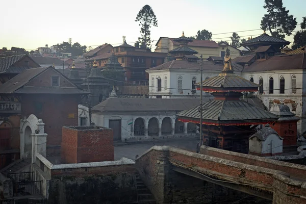 Río Bagmati santo en el complejo del templo de Pashupatinath en Katmandú , —  Fotos de Stock